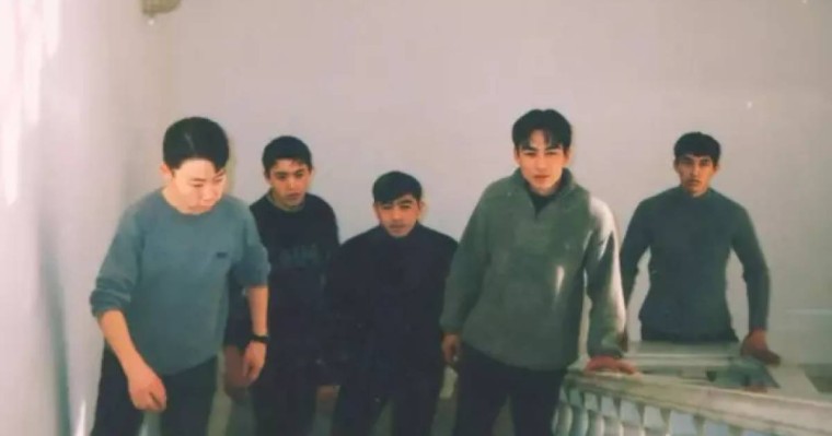 "От қой от": отандық актерлардың 20 жыл бұрынғы суреті елді елең еткізді