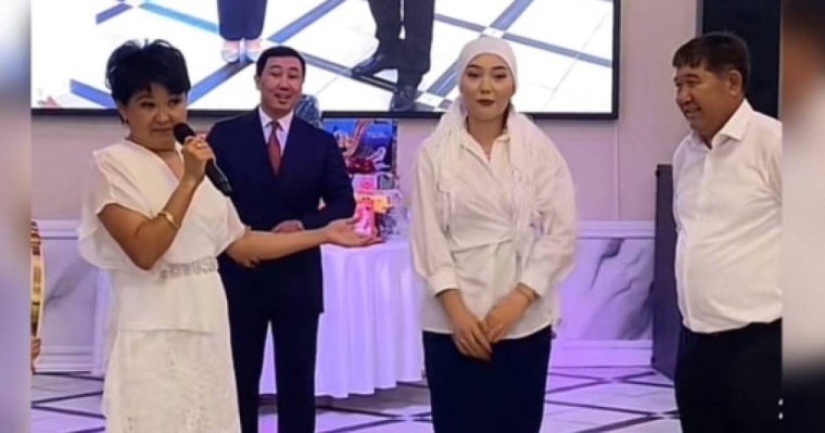 Желіде күйеуіне "тоқал сыйлаған" әйелдің әзіл видеосы қызу талқылануда