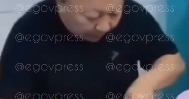 “Жақында үйге қайтамыз”: “Оператор РОП” экс-басшысы Құмарғалиевтің түрмеде ет турап отырған видеосы жарияланды