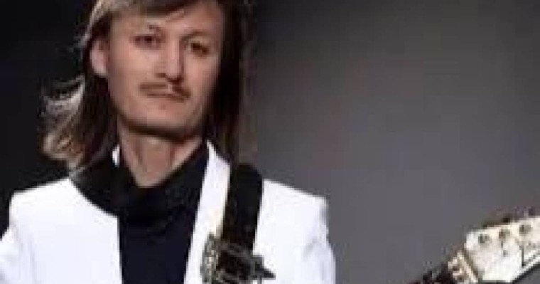 Әуежай қызметкерлері Ұлықпан Жолдасовтың бір жарым млн тұратын гитарасын сындырған 