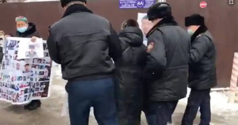 Алматыда полиция наразыларды Қытай консулдығы алдына жібермеді (видео)