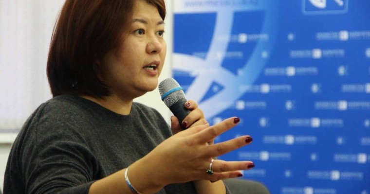 Назгүл Қожабек: Өзімен өзі екі қыз бір-бірімен жатып жүр. Жата берсін