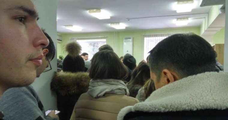 Апаттан зардап шеккендерге көмектесу үшін қан тапсыру орталығына жүздеген адам жиналды