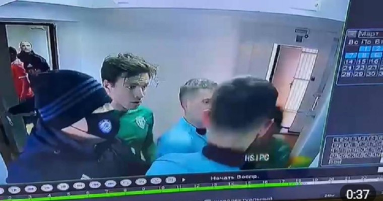 Атырау стадионында төреші футболшыны ұрды (видео)