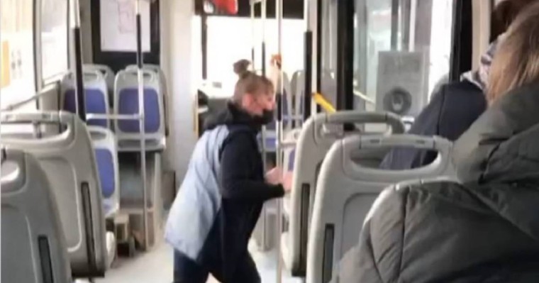 Павлодарда кондуктор кейуанамен ұрысып, оны автобустан түсіріп тастады (видео)