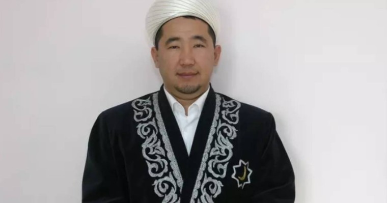 “Ауыр қателік”: Дінтанушы ырымға сеніп, көзмоншақ тағатындарды қатаң сынға алды