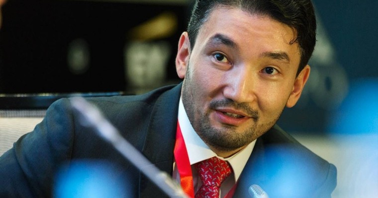 Елбасын мақтаған Рахым Ошақбаев партиядан шығуға өтініш берді