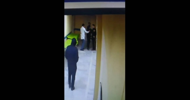 Маска тақпағаны үшін қызметкерін ұрған бас дәрігер жұмысынан кетті (видео)