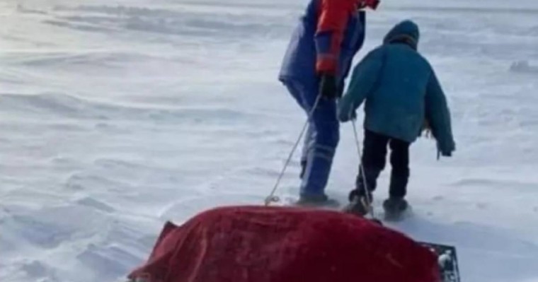 "Азамат екен". Науқас әкесін жедел жәрдемге дейін шанамен сүйреген балақай жұртты сүйсіндірді