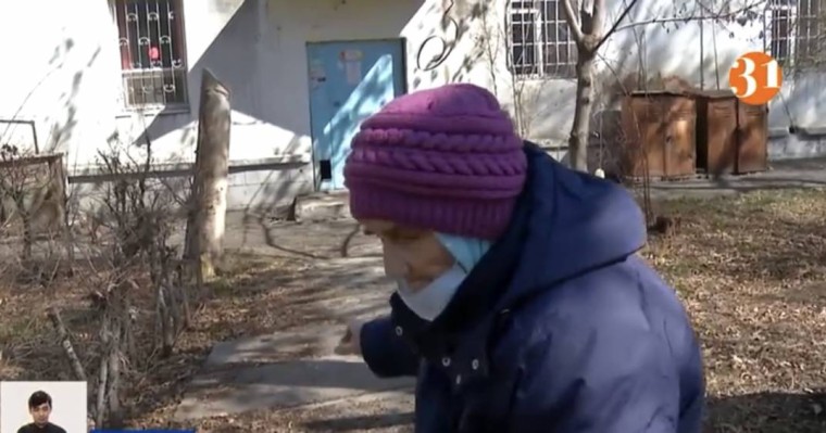 Алматылық зейнеткер туған қызы үйін тартып алғанын айтып шағымданды