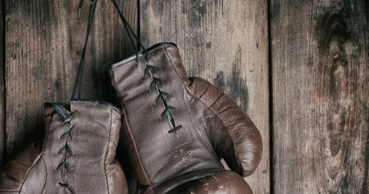 Тыныс алуы қиындап, кеуде тұсы ауырған: Әлемге әйгілі боксшы қайтыс болды