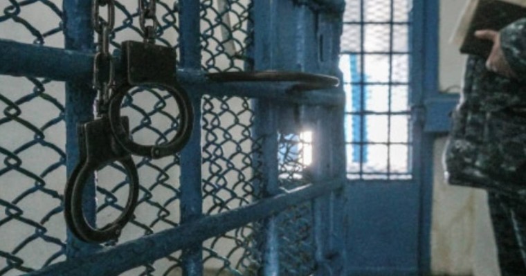 "Коктейль беріп, кейін үйіне апарып зорлаған": Алматыда танымал фотограф сотталды