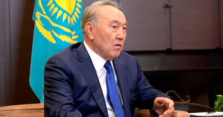 Назарбаев АН-26 ұшақ апатынан қаза болғандардың отбасына көңіл айтты