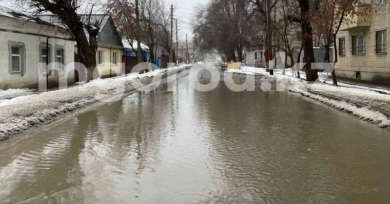 Қар еріп, жаңбыр жауды: Орал көшелерін су басты