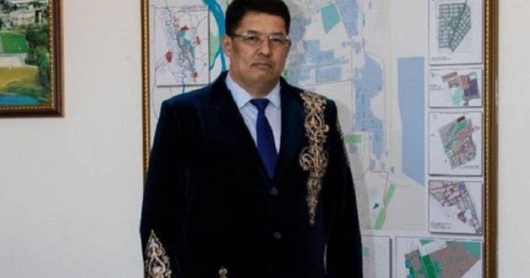 Павлодар әкімі жұмысқа шапанмен келді (фото)