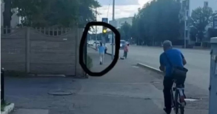 Павлодарда кәмелетке толмаған қыз баланы жерге құлатып, соққыға жыққан әйел ұсталды (ВИДЕО)