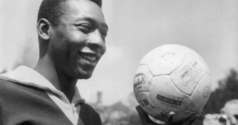 FIFA ұйымдастырушылары Пеленің құрметіне матчтарды бір минут үнсіздікпен бастауды сұрады