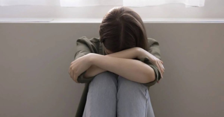 Павлодарда әйел полиция ғимаратының жанында қызды жерге құлатып, соққыға жықты 