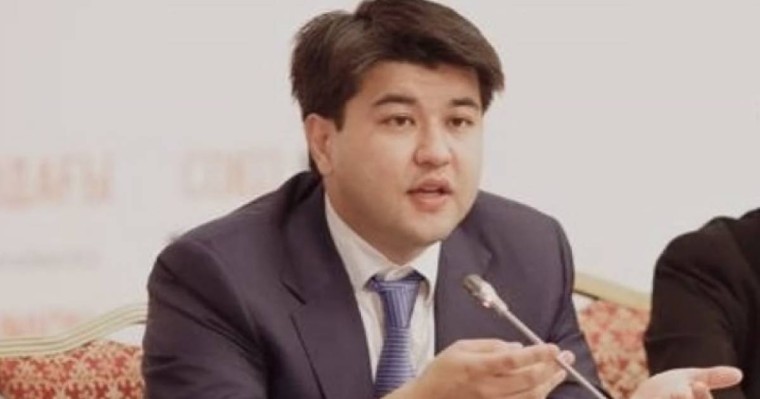 "Райымбекпен жыныстық қатынасқа түстің ба?": Бишімбаевтың телефонынан Нүкенованы сұраққа алған видеолар табылды