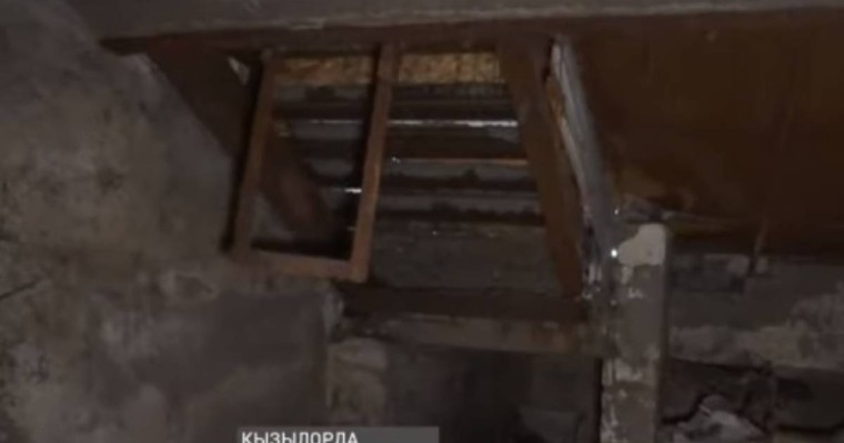 "Періштерлері қақты": Қызылордада жатақхана баспалдағы опырылып, келіншек балаларымен жертөлеге құлап кетті