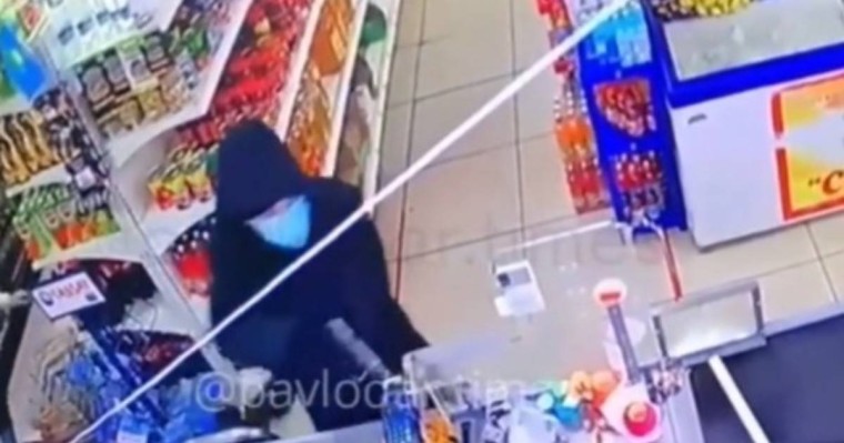 Павлодарда қаруланған полицей екі дүкенге шабуыл жасаған