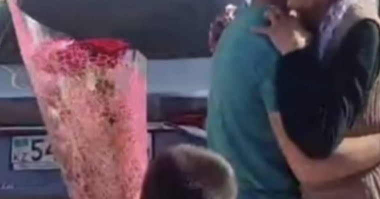 Күзде әскерге кетіп оралмаған". 28 жыл бұрын жоғалып кеткен жігіт анасымен қауышты