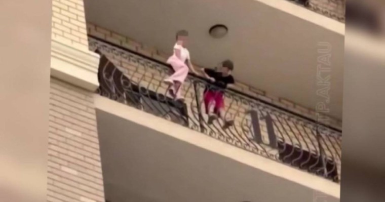 Ақтауда 11-қабаттың балконында ойнаған балалар тұрғындардың зәресін ұшырды