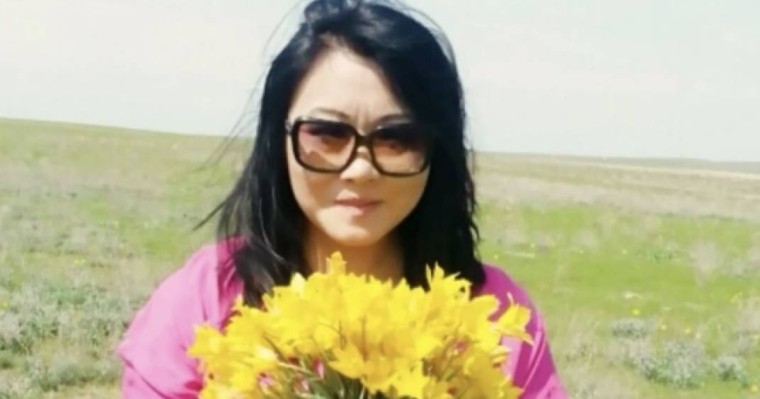 "11 миллион теңге айыппұл": Ақбота Керімбекова жұлынған қызғалдақпен фотоға түсіп, халықтан сөз естіді