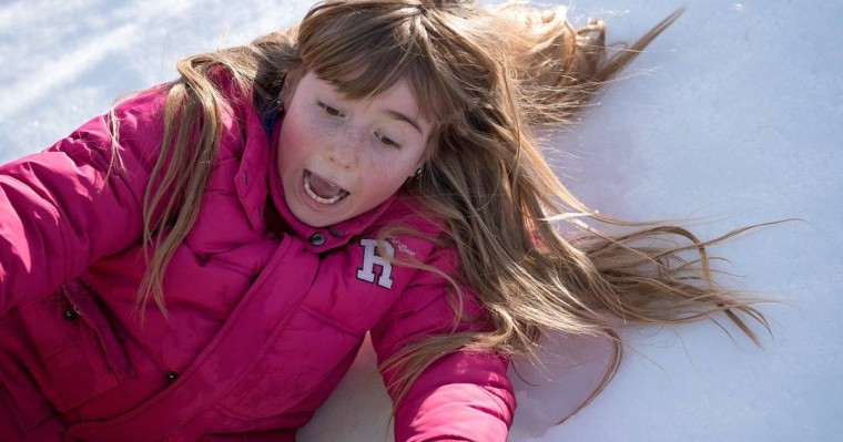 Павлодарда бүлдіршін тайып құлап, омыртқасын сындырып алды