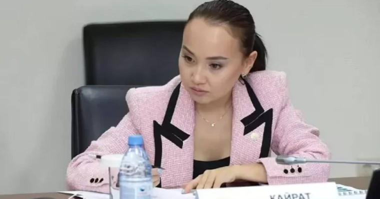 "Қазір ештеңе айта алмаймын": Перизат Қайрат тергеу изоляторында соққыға жығылғанын айтып көзіне жас алды