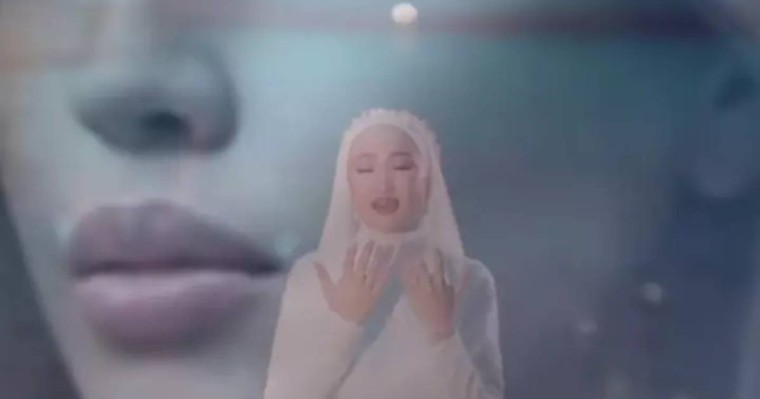 "Жүрегім сыздап кетті": Мөлдір Әуелбекова марқұм Салтанат Нүкеноваға ән арнады (видео)