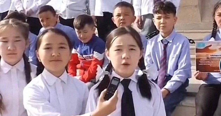 “Тәттіге жұмсайтын ақшаны Қазақ еліне жібереміз”: Моңғолиядағы қандас балалар көмек жинады