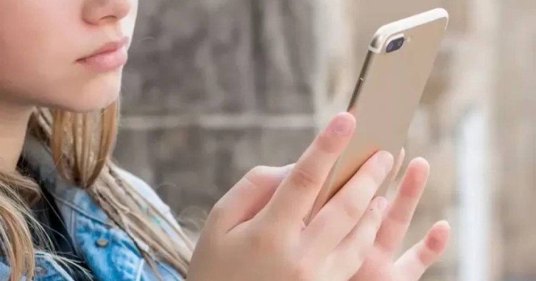 Астанада әйел адам бейтаныс кісіге телефонын беремін деп 100 мың теңгесінен айырылды