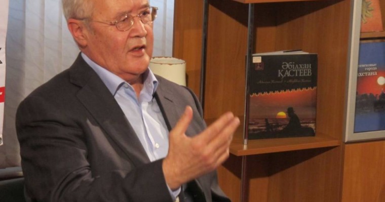 Мұрат Әуезов: Сауатсыз, білімсіз, мәңгүрттер Назарбаев жүйесіне керек болды (ВИДЕО)