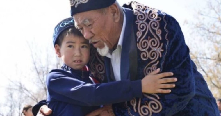 «Ер адамдар ұл балалардың жыныс мүшесін сұрап, иіскейді»: Этнограф қазақ жоралғысын сынағандарға жауап берді