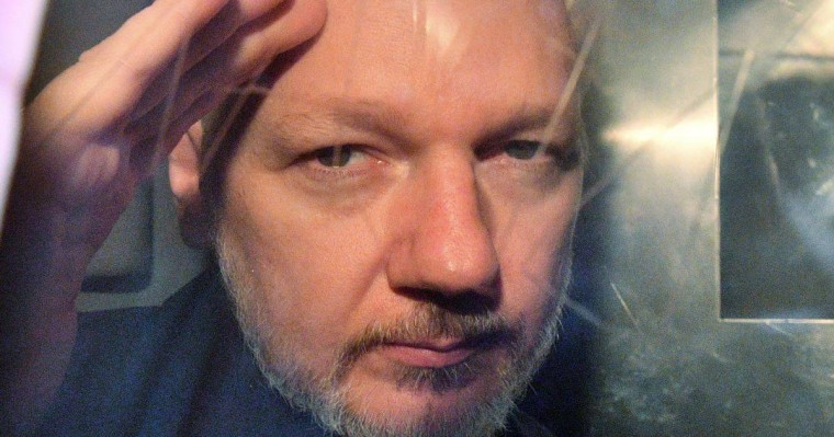 "Шекарасыз тілшілер" Ассанжды босатуға шақырды