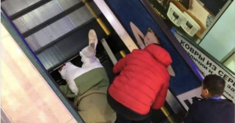 "Аяғы қысылып қалған" - 40 жастағы әйел эскалатордан зардап шекті