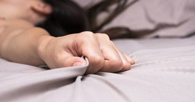 "Келін ұлымды түрмеде шірітемін деп айтқан еді". Оралда "13 жасар өгей қызын зорлады" деп күдікке ілінген ер адамның соты басталды