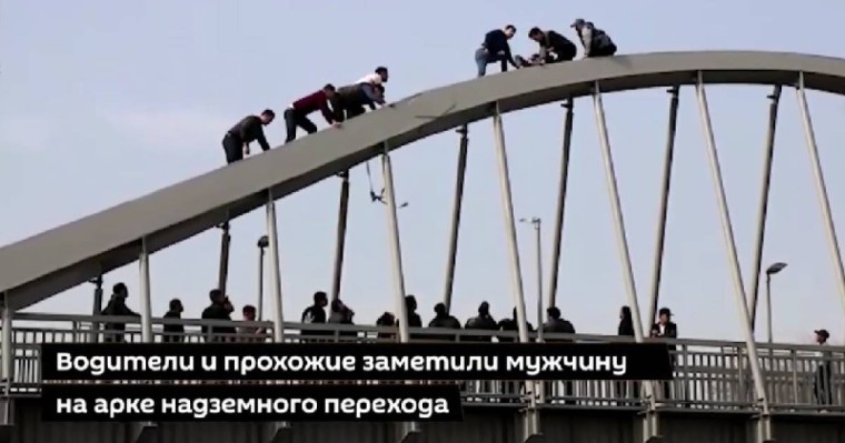 Алматыда ер адам көпірден секіріп өлмек болды