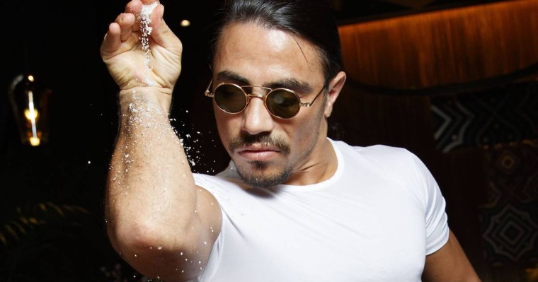 ФИФА расследовала инцидент с турецким поваром, который целовал кубок и хватал Месси