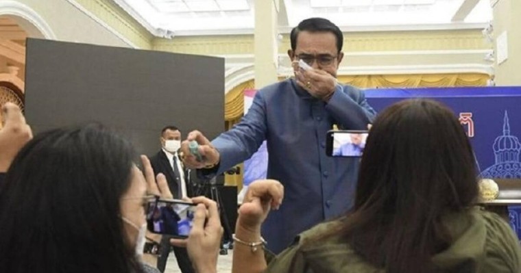 Таиландта премьер-министр қытығына тиген сұрақ үшін журналистерге антисептик шашты (видео)