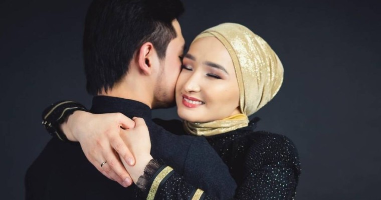 "Жылап қалдым": Төреғалидің әйелі күйеуін кинодағы актрисадан қызғанғанын мойындады