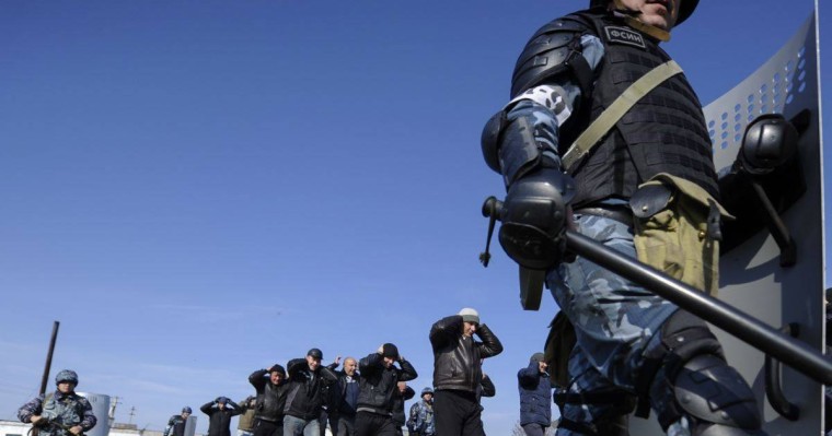 Ресейде арнайы жасақ оқушыларға тұтқындарды қалай ұру керектігін көрсетті