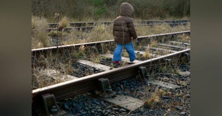 Пойыз қағып кеткен екі жасар бүлдіршін көз жұмды  