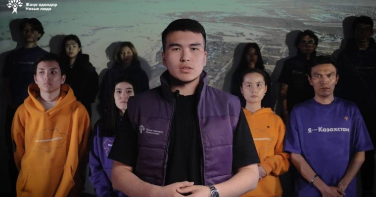 ЖАҢА АДАМДАР СУ ТАСҚЫНЫНАН ЗАРДАП ШЕККЕНДЕРГЕ КӨМЕК КӨРСЕТУ ҮШІН ЕРІКТІЛЕР ОРТАЛЫҚТАРЫН АШАДЫ