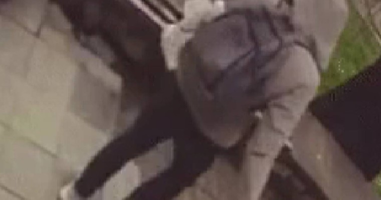 Алматыда белгісіз ер адам орындықта отырған әйелге шабуыл жасаған