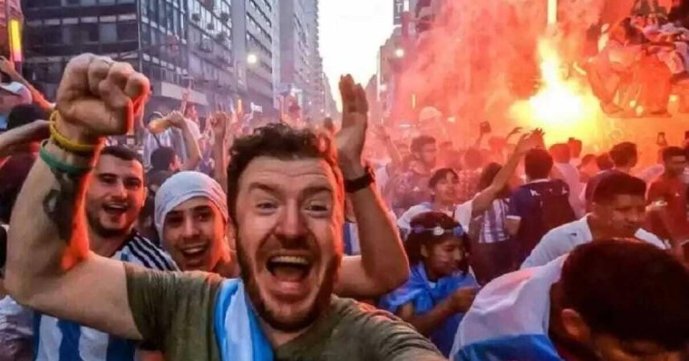 Аргентиналық жанкүйер туға тұншығып көз жұмды