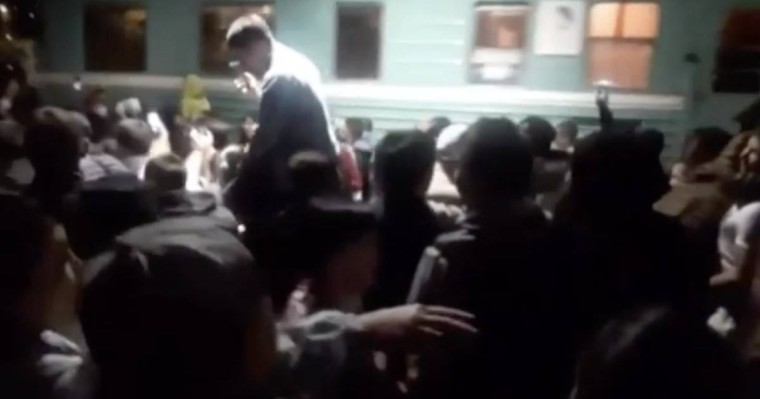 Әлеуметтік желіде Қарағандыда сарбаздарды қарсы алуға жиналған дүйім жұрт түсірілген видео таралуда - Қазақстан жаңалықтары