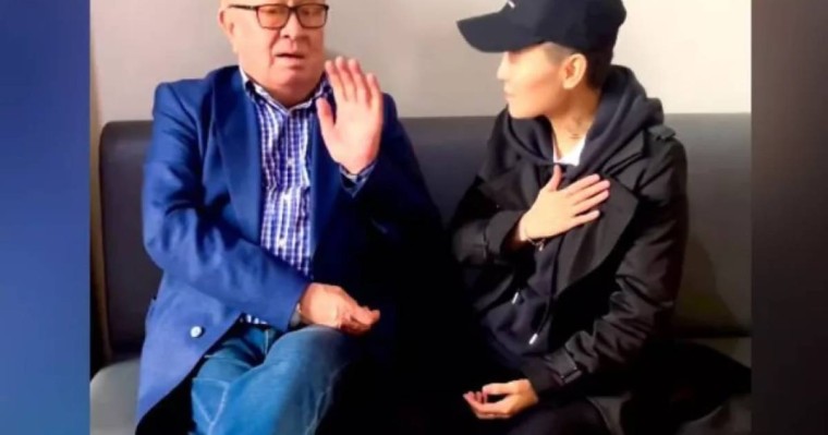 Қоразбаев "Алтынбек братан" деп сөйлейтін атышулы әншімен жеке кездесті