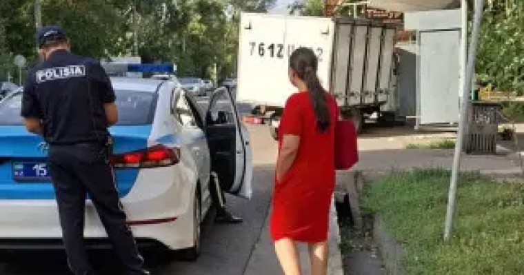 Алматыда жүк көлігі аялдамаға соғылып, жас қызды қағып кетті